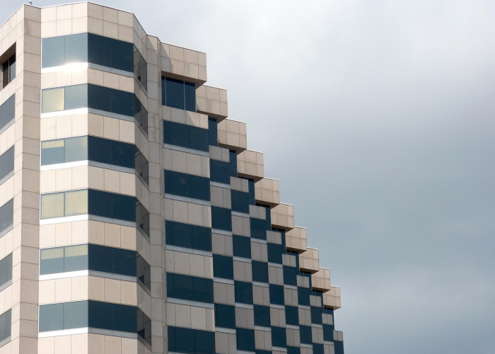 每日两万例的围城之困，疫情洪流中寻找人性灯塔