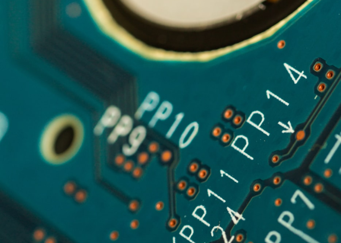 🔹 赛道分化，有色完胜，近1年豪涨130%，159876又新高！军工急踩刹车，创业板人工智能尾盘突发！