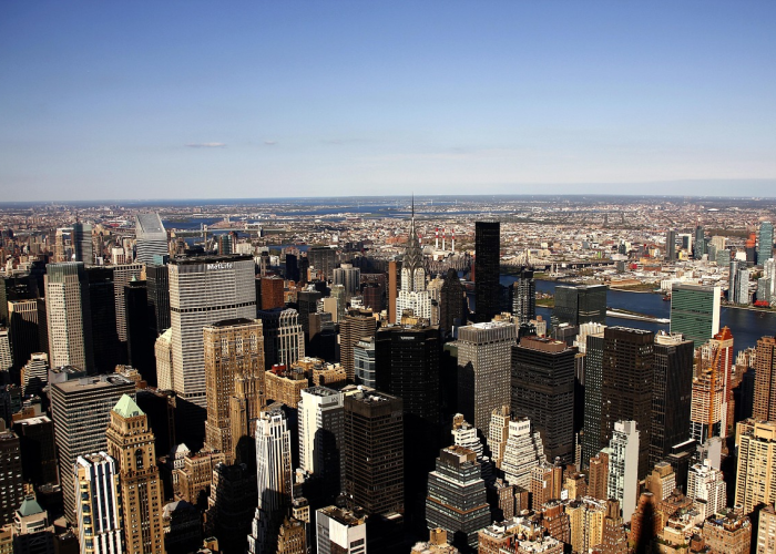 五例阳性的深夜警讯：服装店里的病毒暗涌与城市免疫系统的深夜考验