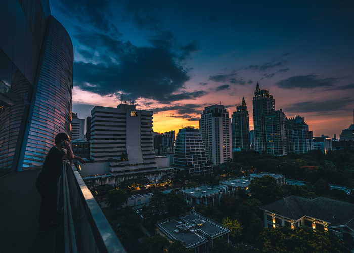 (争先恐后有哪些反义词)，争先恐后有什么反义词