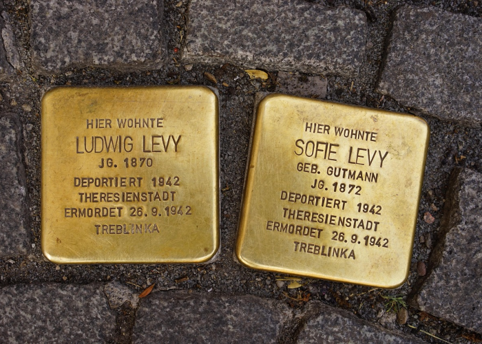 CNN主播确诊感染新冠肺炎›美国女主播念新冠逝者名单哽咽