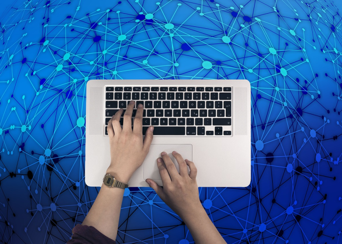 铁路夫妻档走廊相隔的坚守