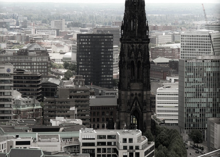 (信息洪流中的信任灯塔与治理温度)；上海疫情发布会