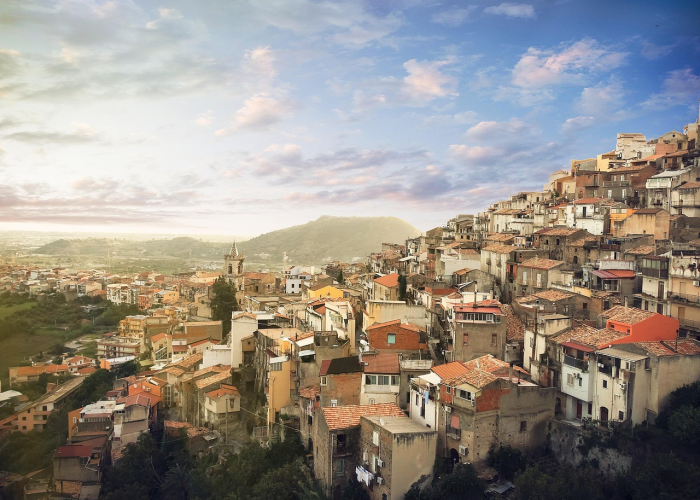 单日新增逾1.7万的迷雾，市民等待中的城市脉搏与免疫长城